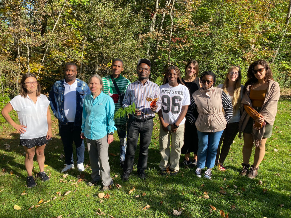 Photo de l'équipe de la chaire debout, côte à côte. Prise à Orford en octobre 2024.