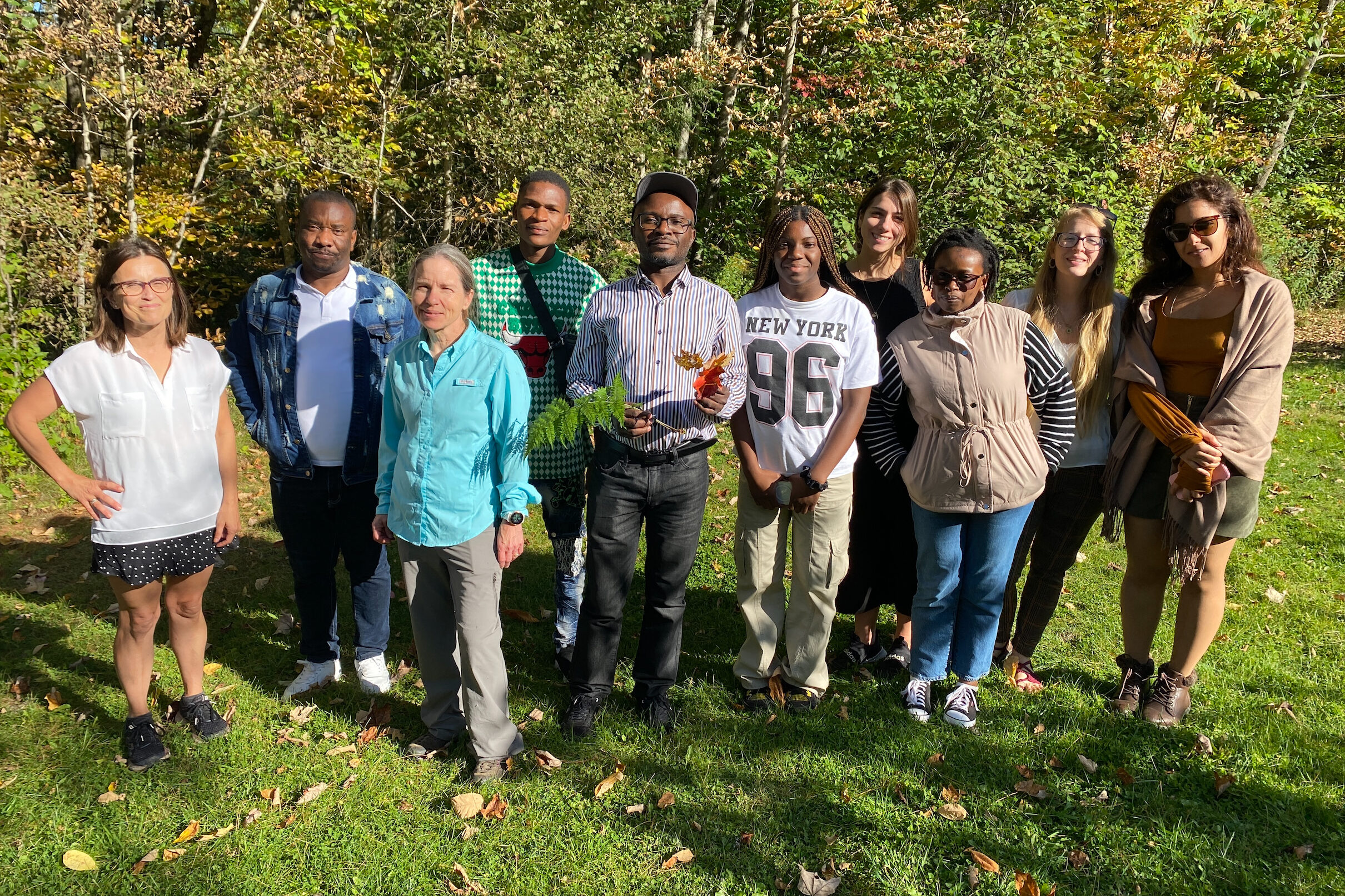 Photo de l'équipe de la chaire debout, côte à côte. Prise à Orford en octobre 2024.